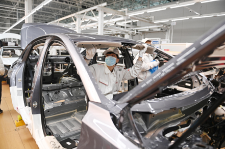 今年第一季大陸汽車製造業利潤較去年同期大減約四分之一。圖為位於吉林長春的中國一汽紅旗製造中心的汽車組裝線。圖／中新社