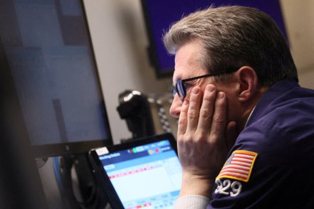 美國股市三大指數2日開低後，受地區銀行股下跌的影響，美股跌幅擴大。路透