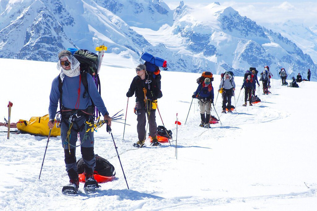 在美國的國家公園，一些以雪攀活動著名的山峰如迪納利（Denali）或雷尼爾山（Rainier），園方皆會透過特許制度僅允許數家攀登公司執業，並詳定業者應盡的責任與義務。 圖／美聯社