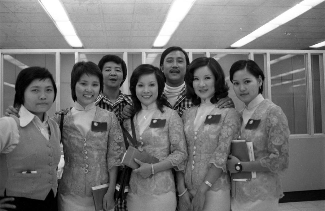 圖為1974年楊小萍（右二）率領的歌星團一行，在美國各地結束一個半月演唱後，搭乘中華航空公司班機返回台北。 圖／聯合報系資料照片