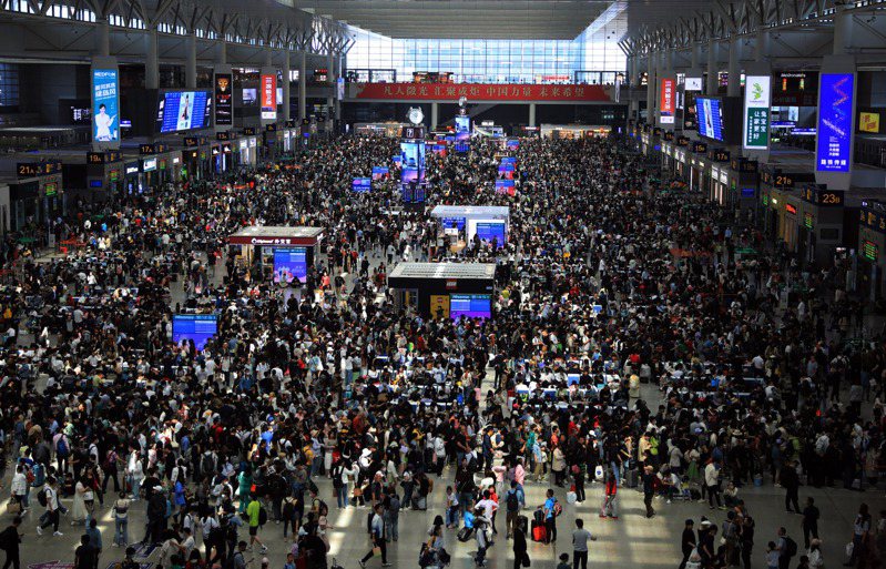 5月1日，旅客在上海虹橋火車站有序候車。
 中新社