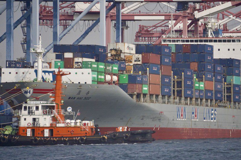 圖為萬海航運一艘貨櫃輪在高雄港區裝卸貨櫃。 中央社