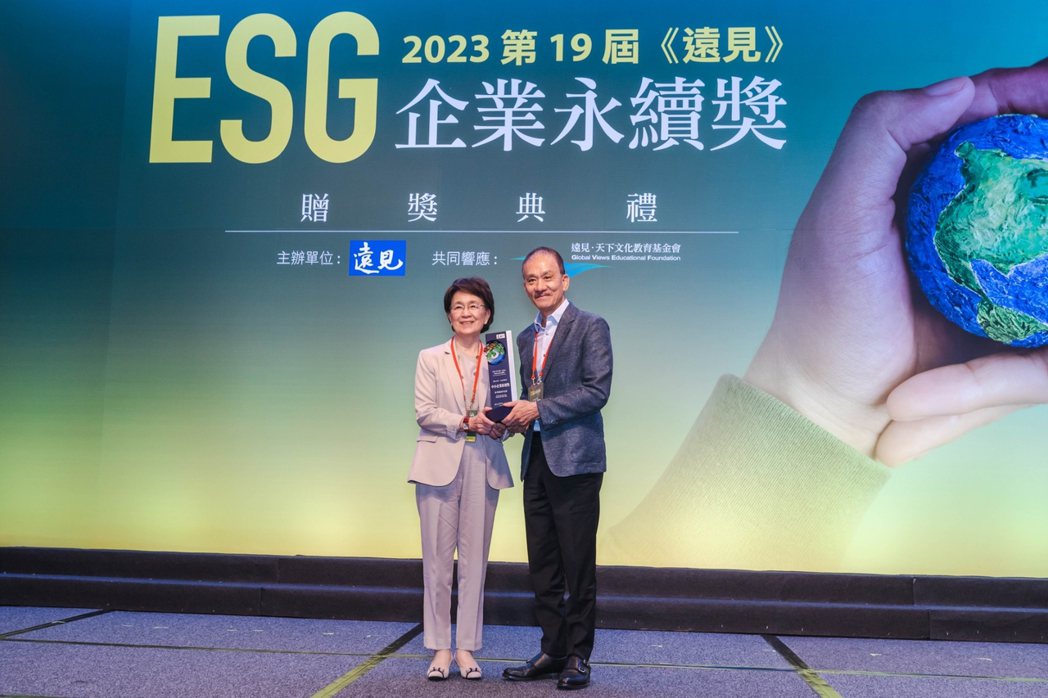 Hi-Q中華海洋生技榮獲《遠見》第19屆ESG企業永續獎，由董事長張永聲（右）代...