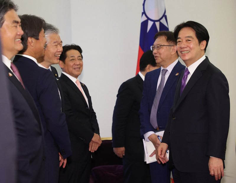 副總統賴清德（前右）3日在總統府接見日本自民黨熊本國會議員訪團，賴副總統向訪賓致意並交流意見。 中央社