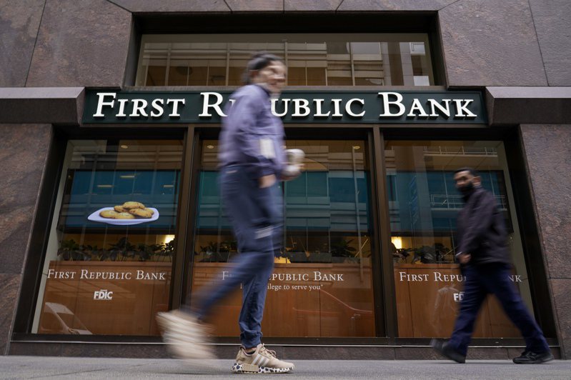 美國第一共和銀行倒閉後，2日又再引發另一波地區銀行股賣壓。美聯社