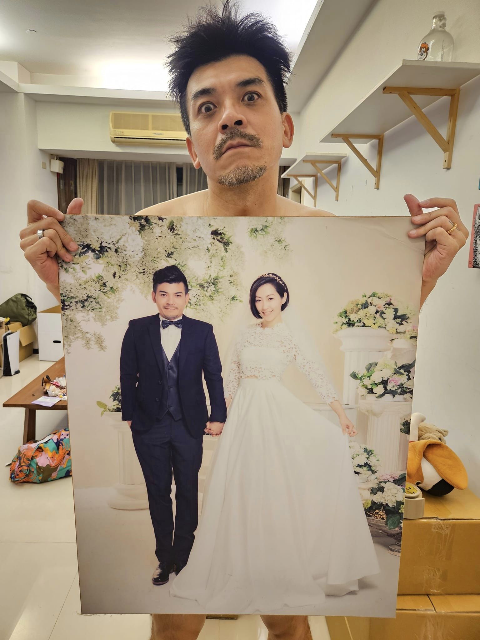 史丹利翻出當年的婚紗照，上面已布滿灰塵。圖／摘自臉書