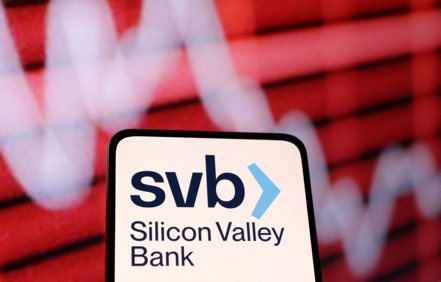 彭博的社論說，鑑於SVB規模的銀行可能帶來系統性風險，這類銀行應在流動性、損失認列和壓力測試等領域，適用與大型銀行相同的法規。   路透
