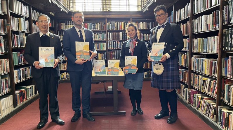 台南捐赠绘本抵爱丁堡，市长黄伟哲表示飘洋过海的是书香也是情谊。图／台南市政府提供