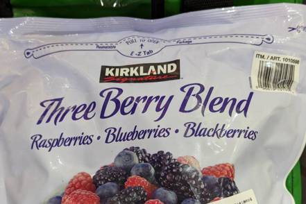 好市多販售的「Kirkland Signature科克蘭冷凍三種綜合莓」被驗出A肝病毒。圖／食藥署提供