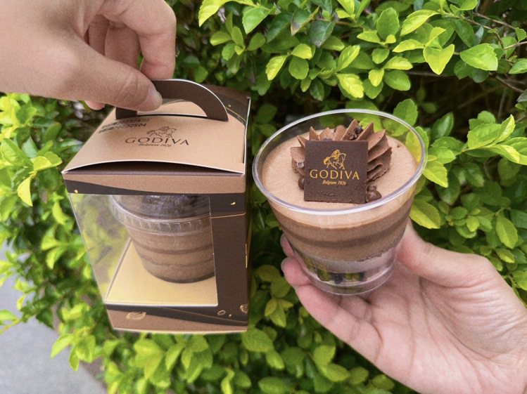 「GODIVA醇黑巧克力慕斯蛋糕」搭配GODIVA專屬包裝，送禮、獨享皆適合。圖／7-ELEVEN提供