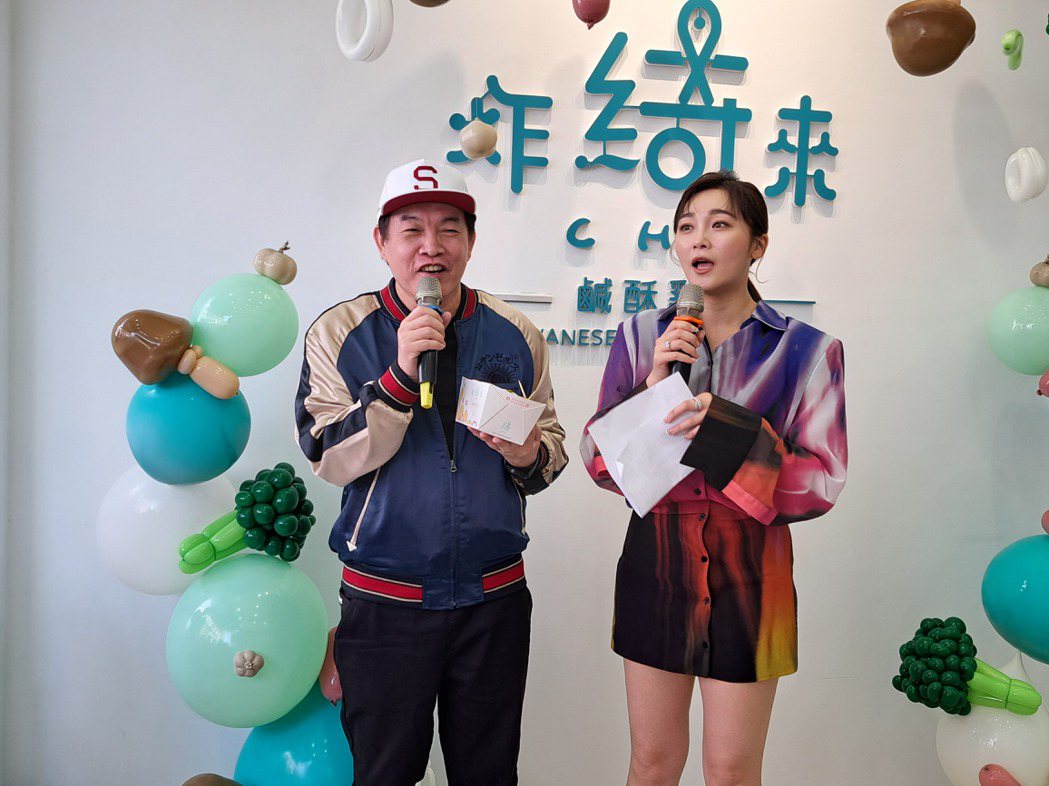 康康（左）为张文绮盐酥鸡店站台。记者林怡秀／摄影