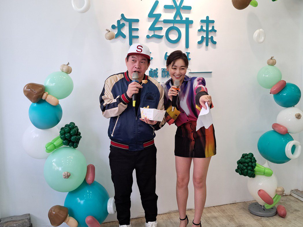 康康（左）为张文绮盐酥鸡店开幕站台。记者林怡秀／摄影