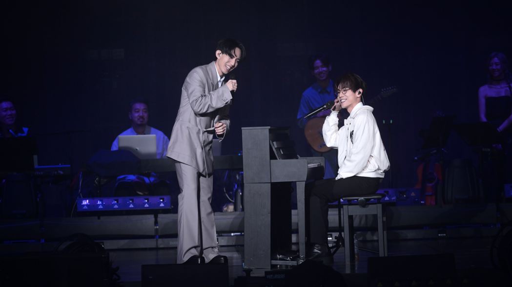 林宥嘉（左）日前在香港开唱，歌手林家谦担任嘉宾。图／华研国际提供