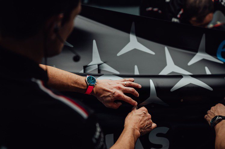 2013年開始合作的IWC與Mercedes-AMG馬石油F1™車隊，正以一只特別版計時碼表，掀起了全新篇章。圖／IWC提供