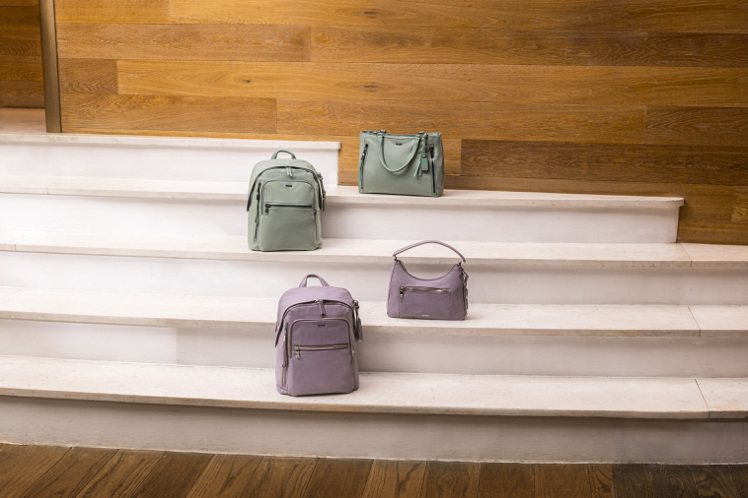 TUMI受到女性消費者愛戴的Voyageur系列包款，同樣推出丁香紫和迷霧綠配色...