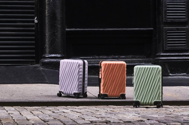 TUMI經典的19 Degree行李箱，這季提供丁香紫、珊瑚紅或是迷霧綠色，使人...