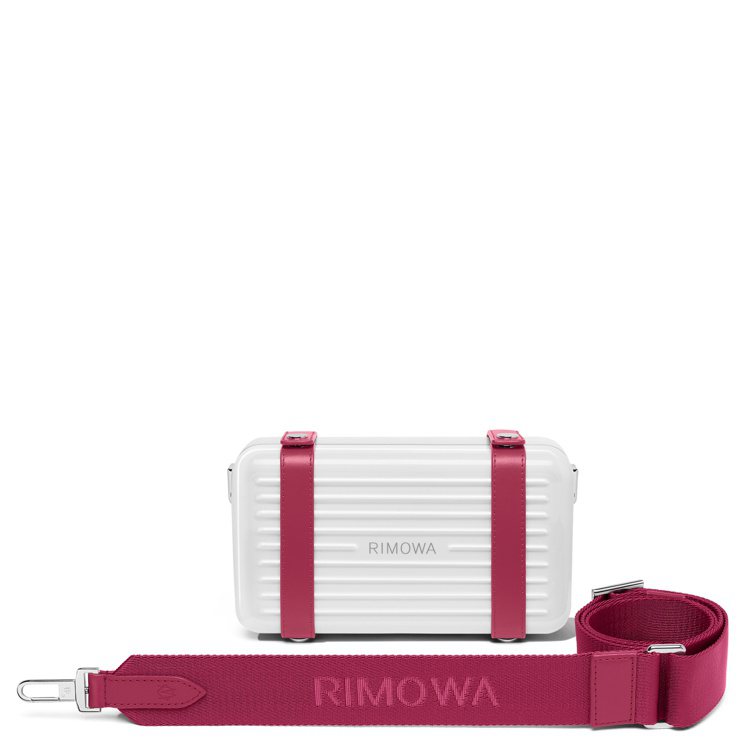 RIMOWA Personal Cross-body Raspberry覆盆子中性硬殼斜揹袋，44,700元。圖／RIMOWA提供