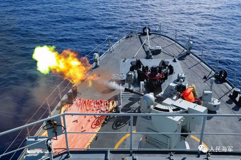 圖為共軍海軍赤壁艦進行火砲射擊。（圖／取自「人民海軍」微信公眾號）