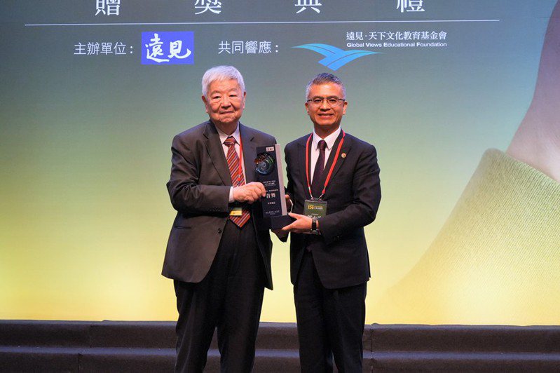 中華電信榮獲遠見ESG企業永續電信業首獎，中華電信總經理郭水義（右）代表領獎。中華電信／提供