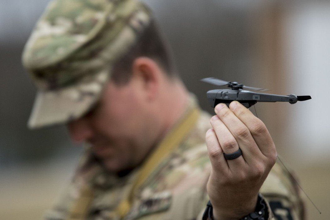 圖為一名美軍士兵正在操作偵察用黑色大黃蜂3無人機。 圖／美國陸軍