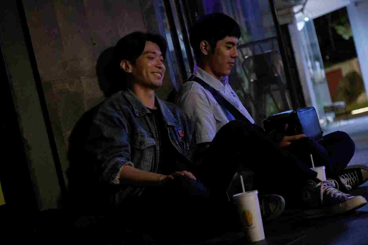 演員侯彥⻄(左)在《成功補習班》飾演老師，帶領學生們開啟尋找⾃我的旅程。圖/台北電影節提供