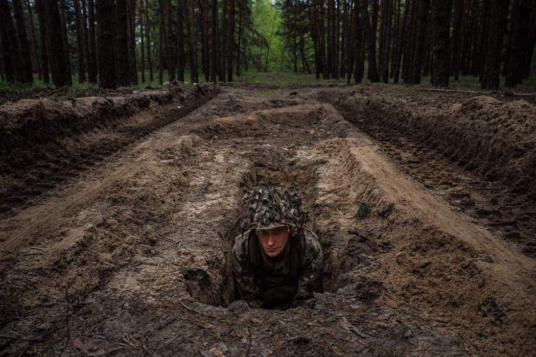 哈爾科夫地區，戰壕中的一名烏克蘭軍人。 圖／法新社　