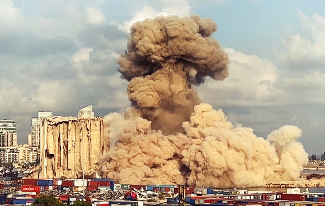 2020年8月，黎巴嫩貝魯特穀倉爆炸當下。 圖／美聯社  
