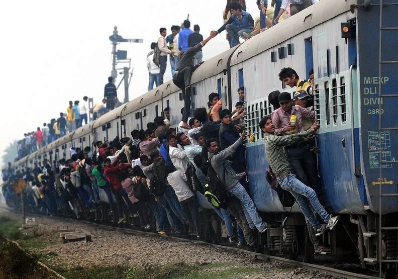 印度人口眾多，攀附火車通勤是許多人的家常便飯。Money Sharma |