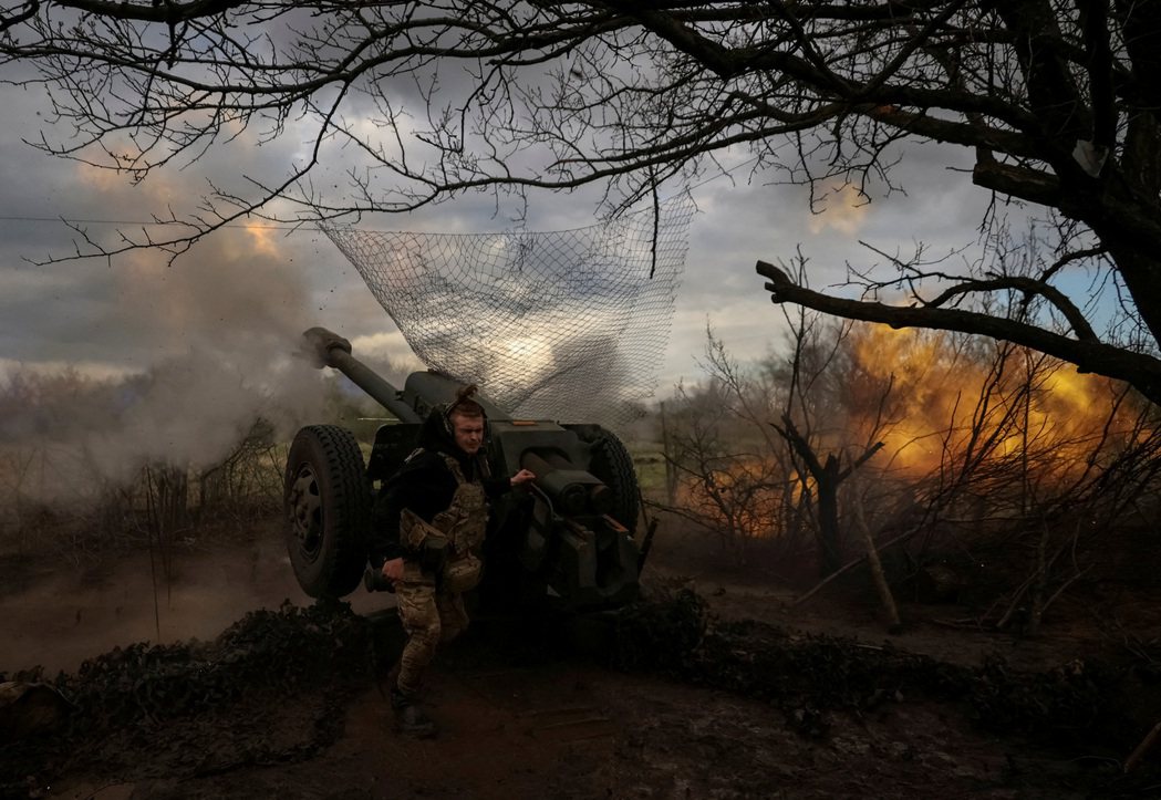 在巴赫穆特前線抵抗俄軍攻擊的烏克蘭士兵。 圖／路透社