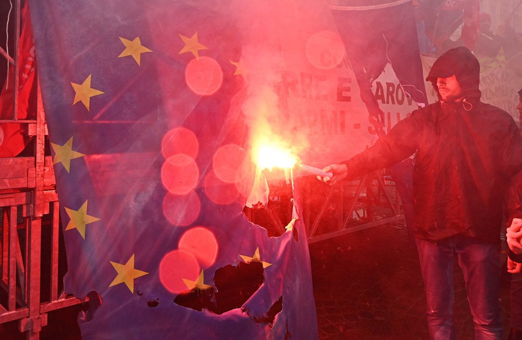 焚燒歐盟和北約旗幟，高呼「不要再有武器，讓我們停止烏克蘭的戰爭」的義大利左翼反戰...