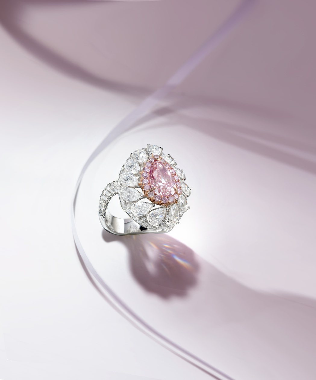 3.01克拉梨形濃彩粉紅色鑽石配鑽石戒指，附GIA證書。羅芙奧/提供