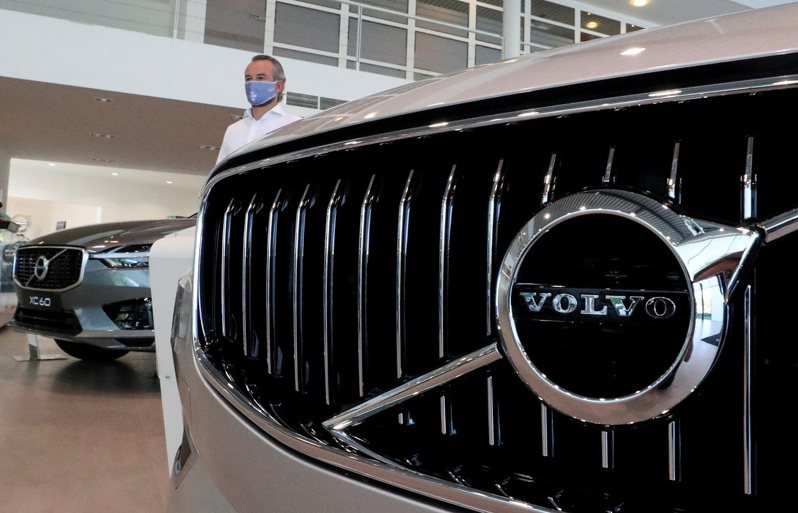 Volvo宣布，將在瑞典裁汰1300個白領職位，並警告之後還有全球性的撙節成本措施。路透社