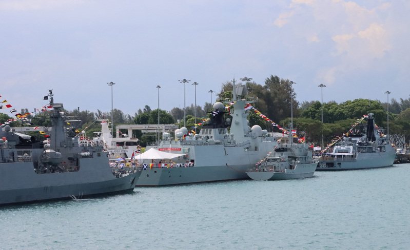 亞洲國際海事防務展3日至5日在新加坡舉行，中國人民解放軍派出海軍飛彈護衛艦玉林艦（中）、獵掃雷艦赤壁艦參展。中央社