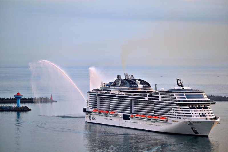 「MSC地中海榮耀號」首航基隆港，今天上午6點進港。圖／洪敦智提供