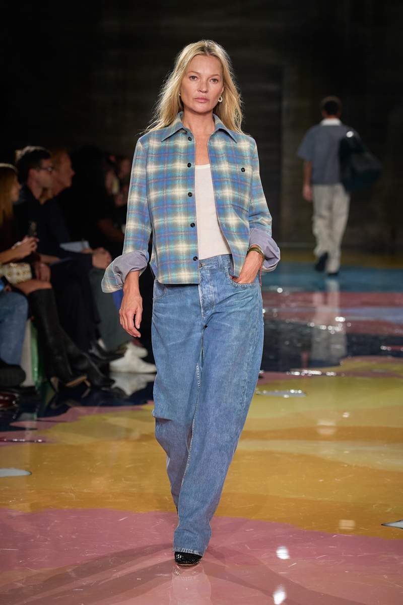 Kate Moss不僅是1990年代崛起超模，至今日仍活躍在伸展台上、堪稱超模典範。圖／Bottega Veneta提供