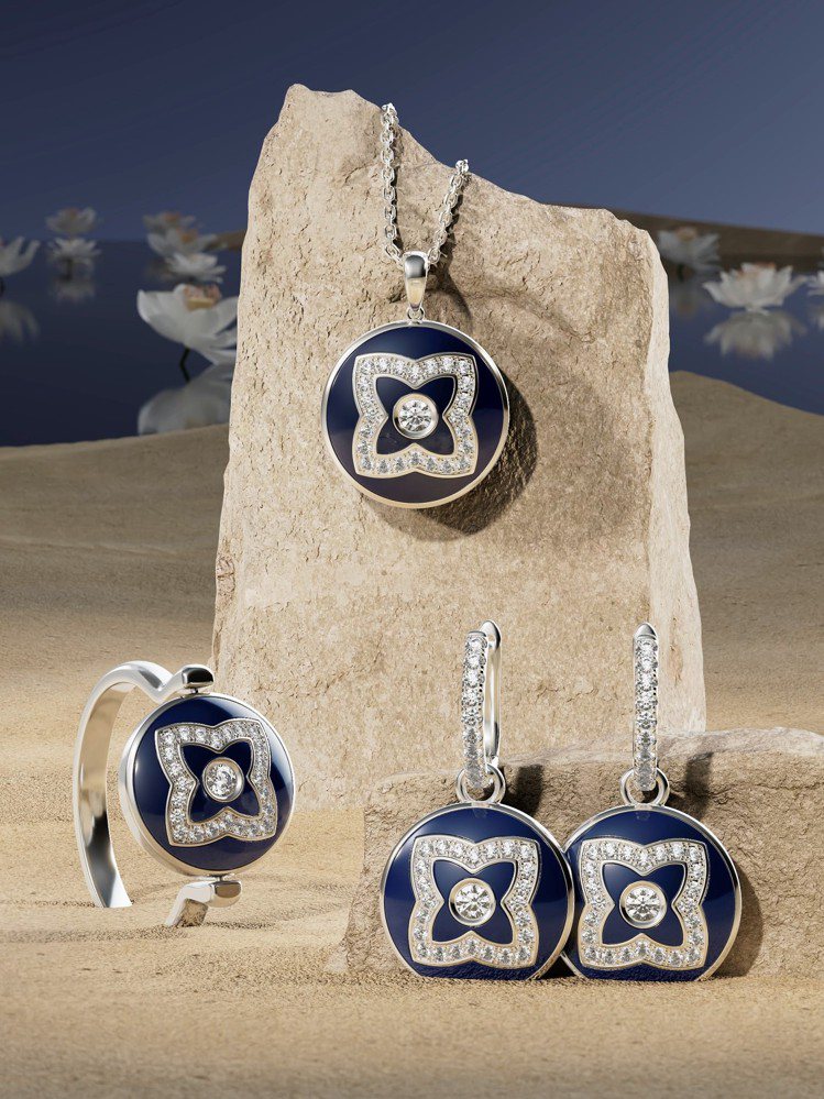 DE BEERS Enchanted Lotus 18K白金與藍色琺瑯鑽石戒指，89,000元；圓牌吊墜項鍊，80,000元；耳環，約14萬元。圖／CHAUMET提供