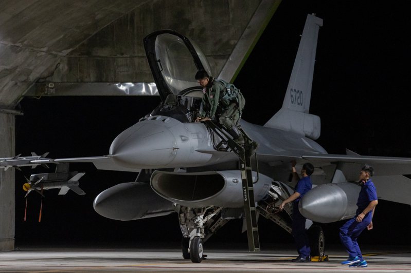 台灣向美國採購F-16V戰機，原訂今年初首批交機，不過現在時程要延遲到2025年中以後。本報資料照片