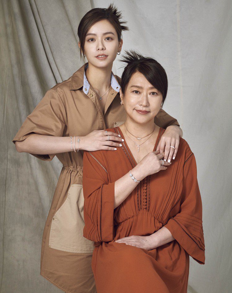 Pandora邀請宋芸樺和媽媽同框，為2023年母親節系列拍攝形象照。圖／Pan...