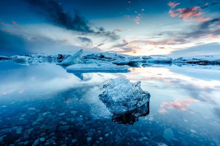 參觀島上最壯觀的傑古沙龍冰川潟湖，留下永生難忘的旅遊回憶。圖／Klook提供
