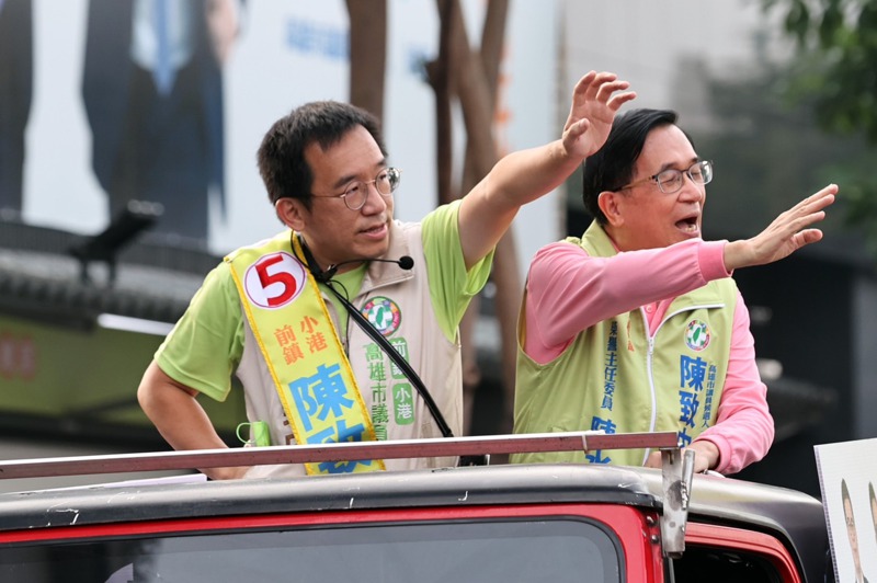 前總統陳水扁、與兒子陳致中父子感情深，圖為2022高雄市議員選舉，阿扁陪兒子車隊掃街拉票畫面。圖／聯合報系資料照片