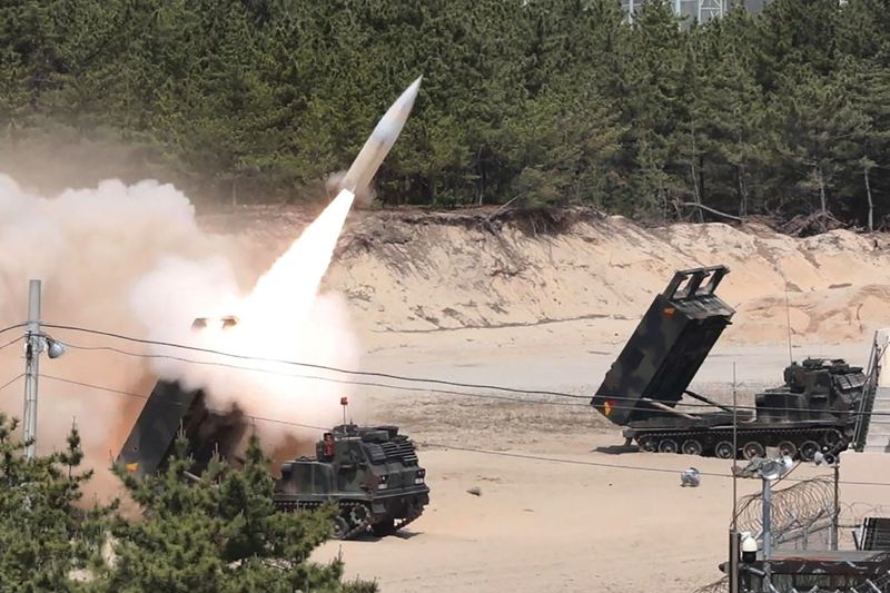 北韓測試中的KN-24，是一種從移動式發射器發射的固體燃料短程彈道飛彈，據傳類似圖中的美國地對地「陸軍戰術飛彈系統」。法新社