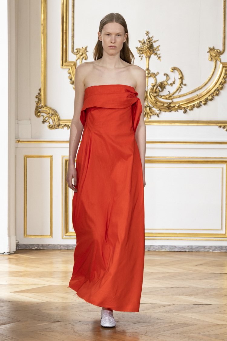 COS推出春夏Atelier系列，日前選在巴黎舉辦服裝大秀。圖／COS提供