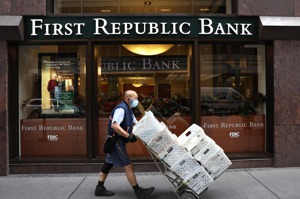 美國第一共和銀行收購案塵埃落定，但這不會是3月銀行業危機的終結，而是延續，甚至是另一波風暴的前兆。法新社