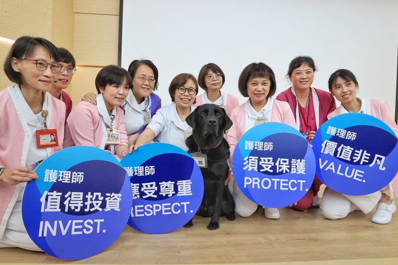 台北榮總護理部下午舉行「Our Nurses. Our Future. 有護理師 才有未來」記者會，希望護理師能為大眾帶來更光明的未來。記者林伯東／攝影