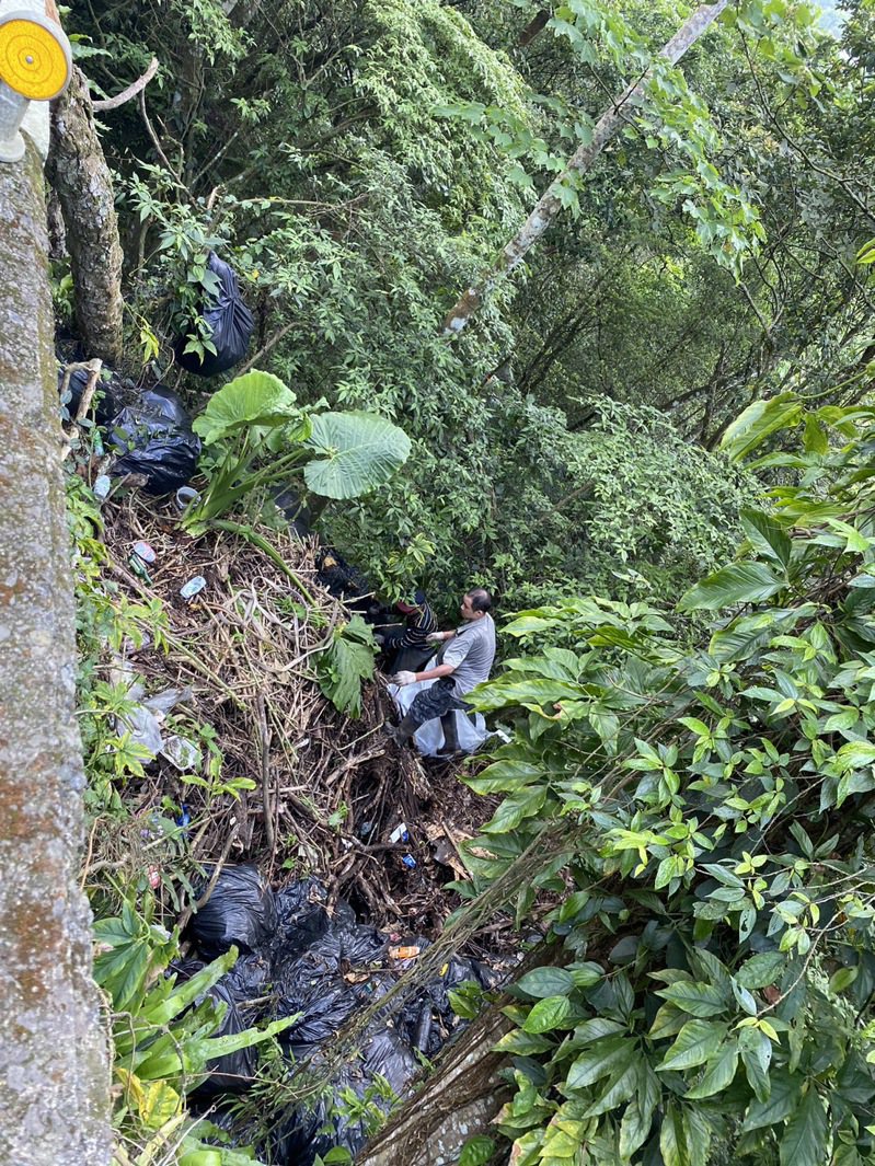苗栗縣南庄鄉蓬萊溪護魚步道大量垃圾，最近查出是露營區亂倒。圖／苗栗縣環保局提供