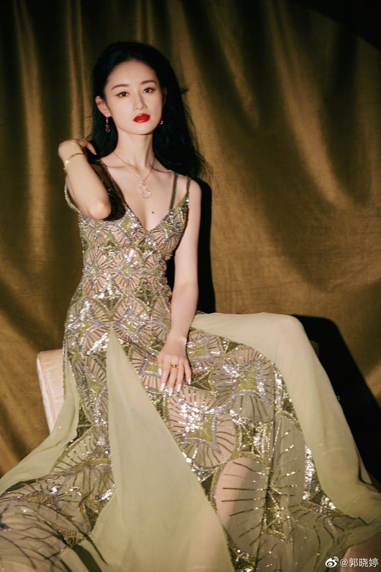 郭曉婷深Ｖ禮服美到被粉絲狂讚。圖／摘自微博