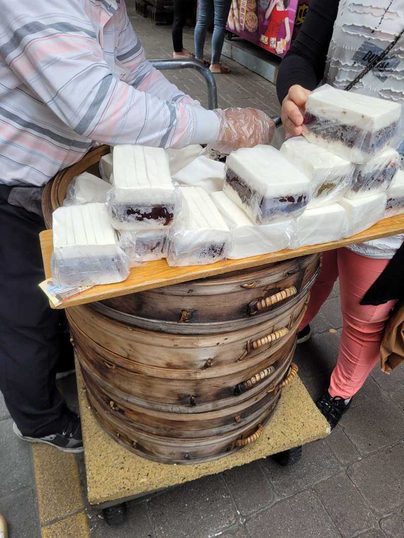 原PO在鹿港看到有人在賣古早味點心「茯苓糕」。 圖擷自爆廢公社