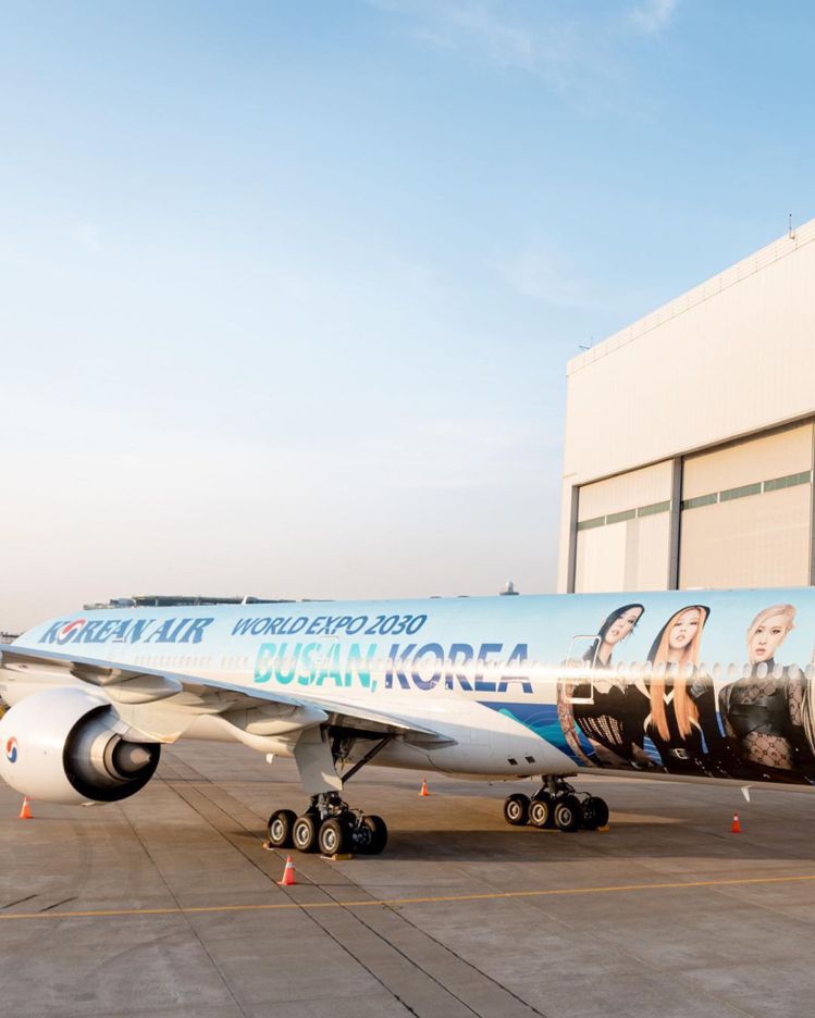 大韓航空以BLACKPINK照片做為機身塗裝。圖／Instagram／korea...