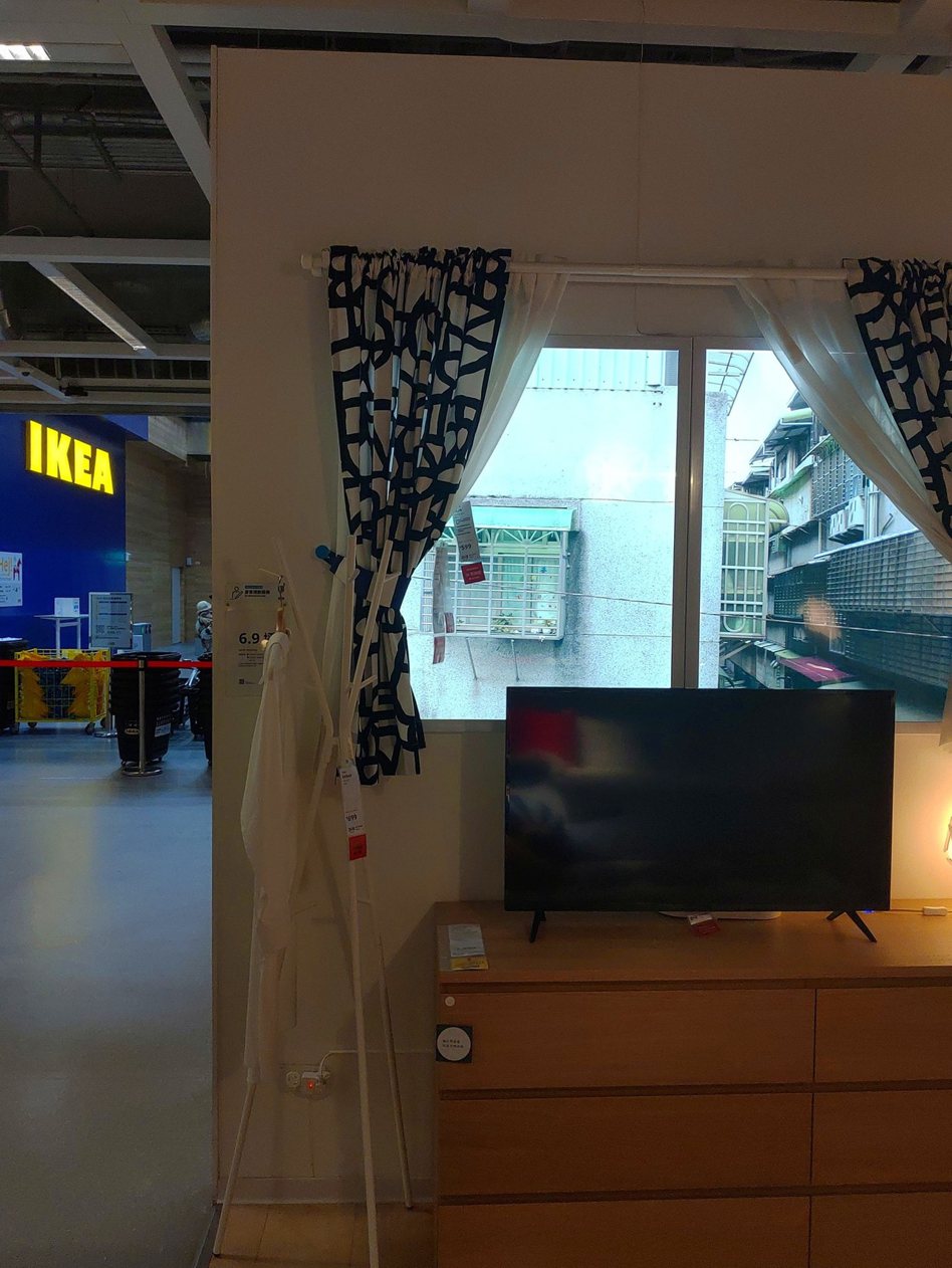 原PO日前去逛IKEA時，見到一面室外窗的景色，事後才知道這是虛擬影像，讓他大讚希望能夠商品化。 圖擷自路上觀察學院