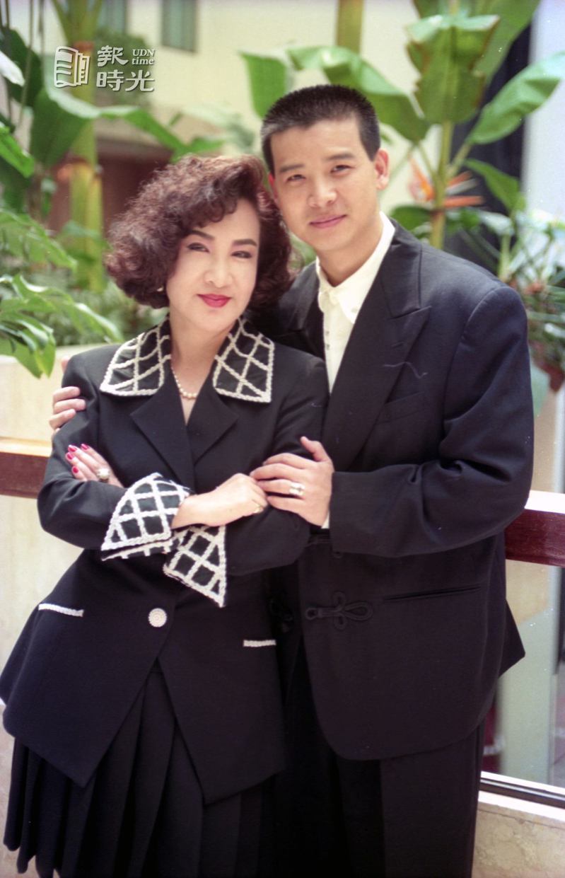 楊小萍（左）重返歌壇，當初她拉拔進演藝圈的弟弟楊慶煌（右）陪她四處打歌。圖／聯合報系資料照（1992/9/16 王宏光攝影）